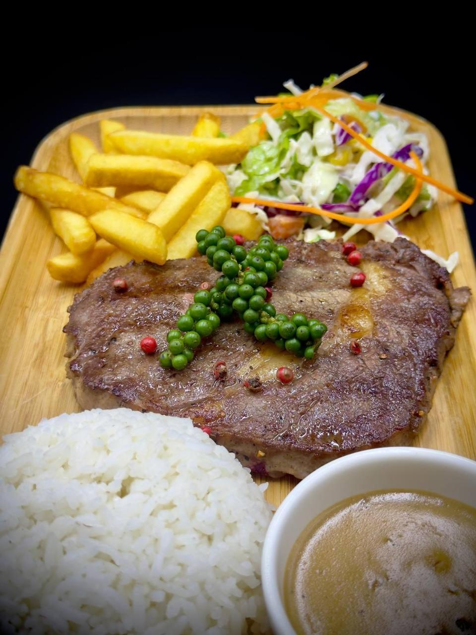 Nimith & Restaurant 4* Phnom Penh